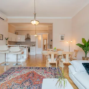 Apartament View To The Roofs Luxury With 2 Bedrooms, Budapeszt